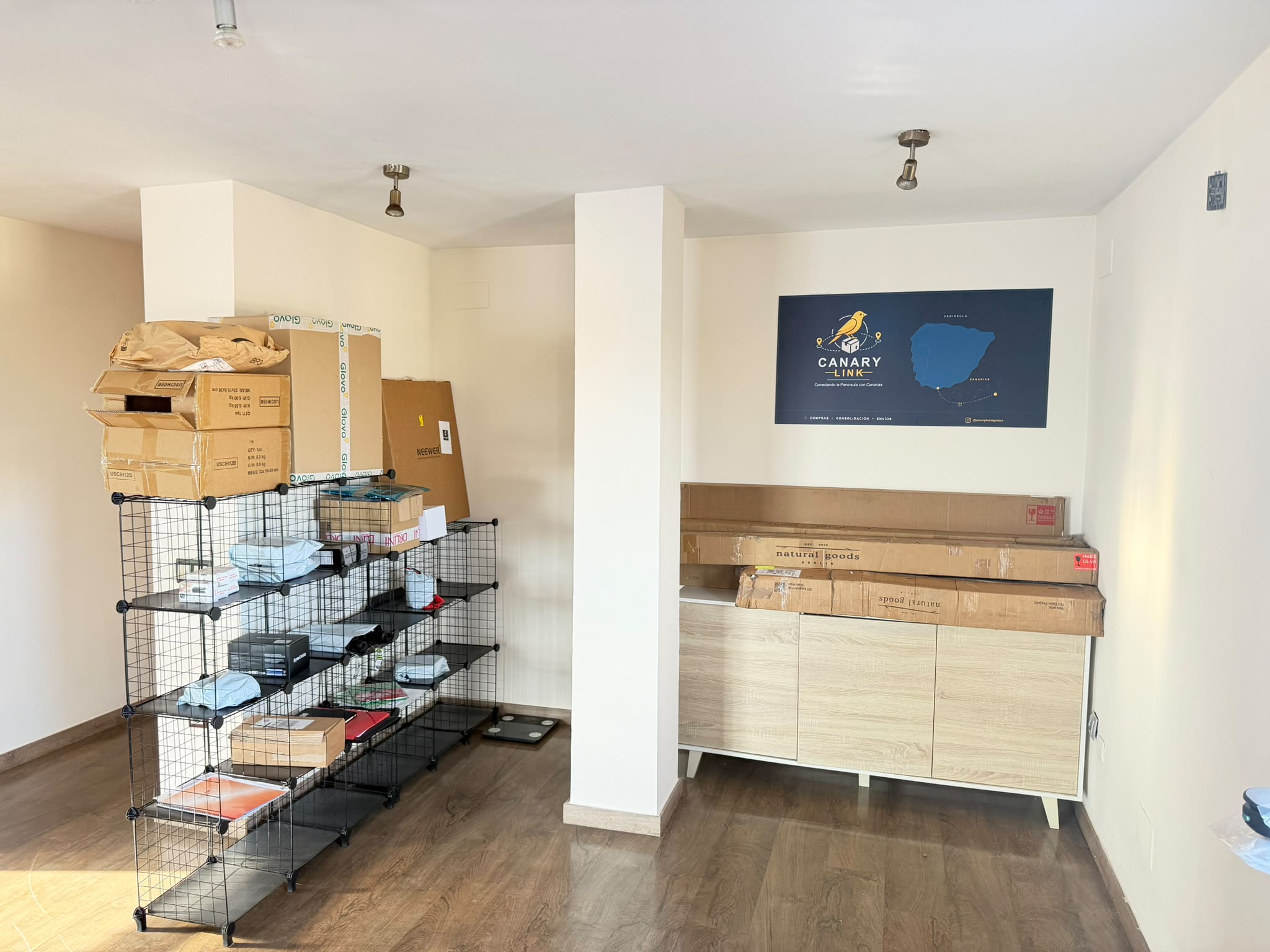 Vista real del hub de Canary Link Logistics en Salou, con áreas separadas para organizar las compras recibidas